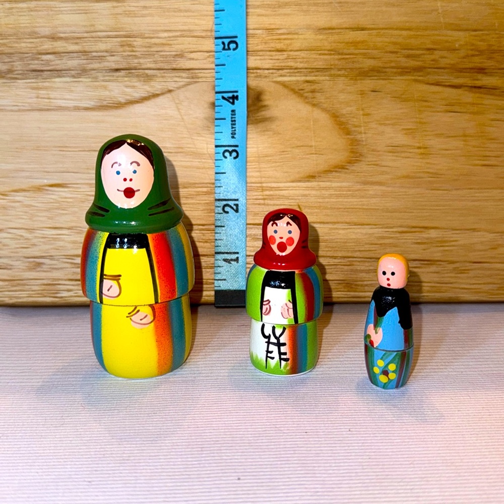 🐈⬛ Vintage Old world Folk Wooden Hand Painted Nesting dolls family…3 piece